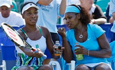 Williams sisters stay on track for Slam semifinal