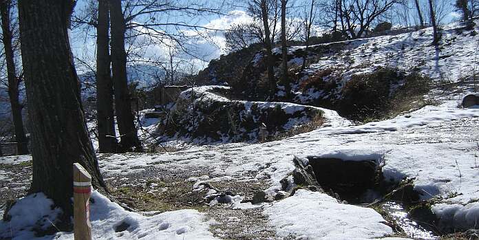 GR7 alongside an acequia just above Mecina Bombarón - foto: casa rural El Paraje