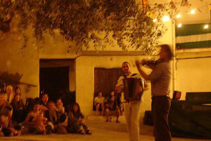 Música en las Montañas concert on the Plaza de Atalbéitar - foto: casa rural El Paraje