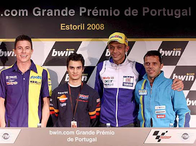 ¿Cuánto mide Loris Capirossi? Dani+Pedrosa+%282i%29,+Valentino+Rossi+%282d%29,+Loris+Capirossi+%28d%29+y+el+ingl%C3%A9s+James+Toseland+%28i%29,+de+Yamaha+Tech+3.+%28Efe%29