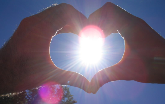 Imagenes de Manos Cargando un Corazon | Imagenes de Amor