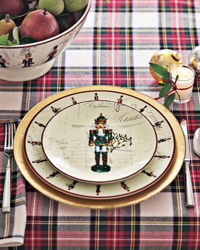 [nutcrackerdinnerware.jpg]