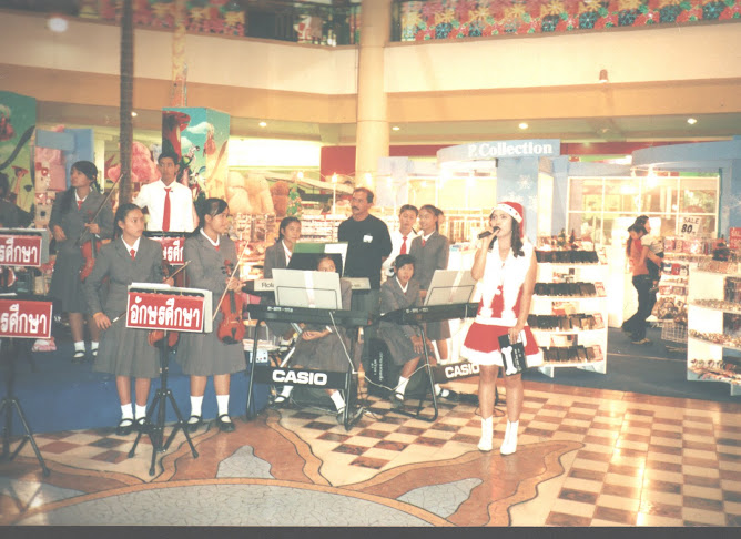 "Christmas Carol Singing" at a Mall in Pattaya city.(Saturday 24-12-2005)