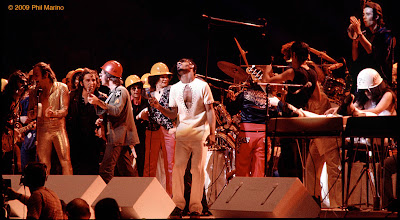 John Lennon One To One Concert Phil Spector in background Lennon 5b