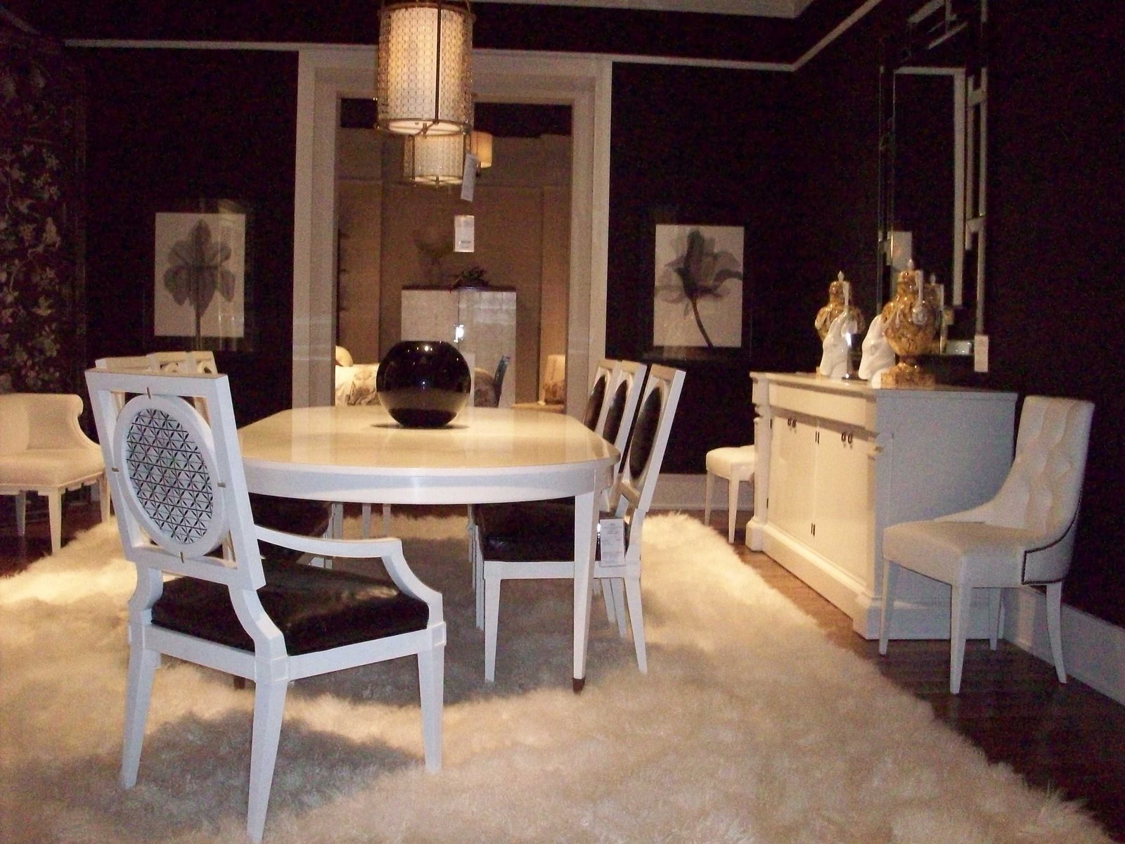 [Blk:Wht+dining+.JPG]