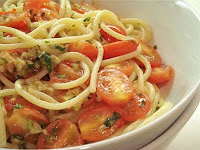 Salada de Macarrão com Alho e Tomate
