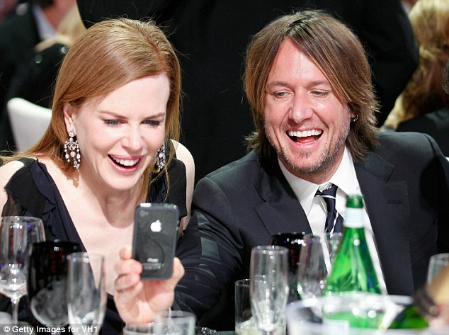 But he didn't seem to mind as he cuddled up to actress wife Jennifer Garner. But he didn't seem to mind as he cuddled up to actress wife Jennifer Garner.
