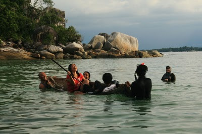 pulau_tukong Bermain air di teluk Pulau Tukong