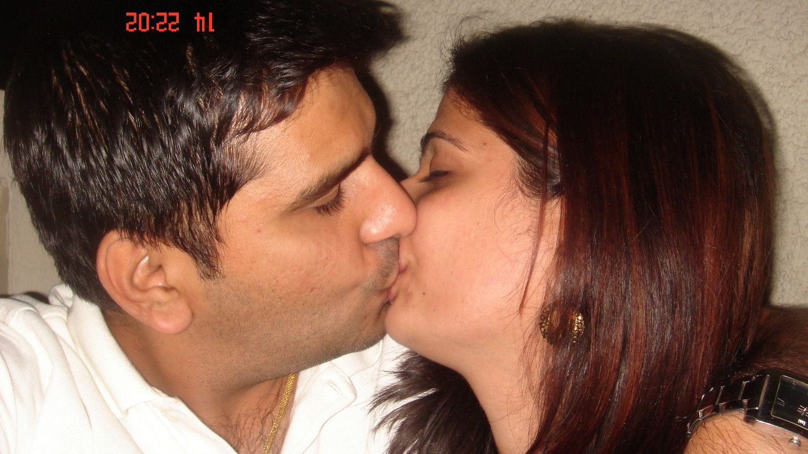 http://4.bp.blogspot.com/_X5dRUjVVJio/TB88LAAeBCI/AAAAAAAAB5o/i8hhtvgbgnY/s1600/desi%20kiss%20(2).jpg
