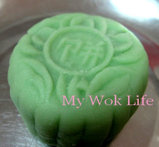 My Wok Life Cooking Blog Pandan Flavoured Lotus Paste Mini Snowskin Mooncake (香兰莲蓉迷你冰皮月饼)