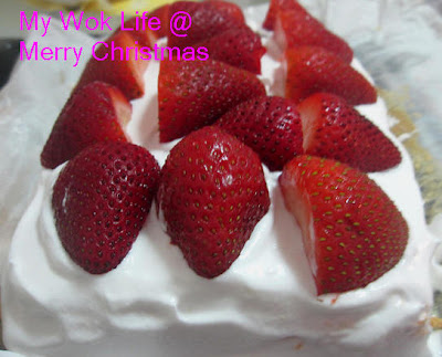 My Wok Life Cooking Blog - Christmas on the Snow (Strawberry Cake Recipe) -