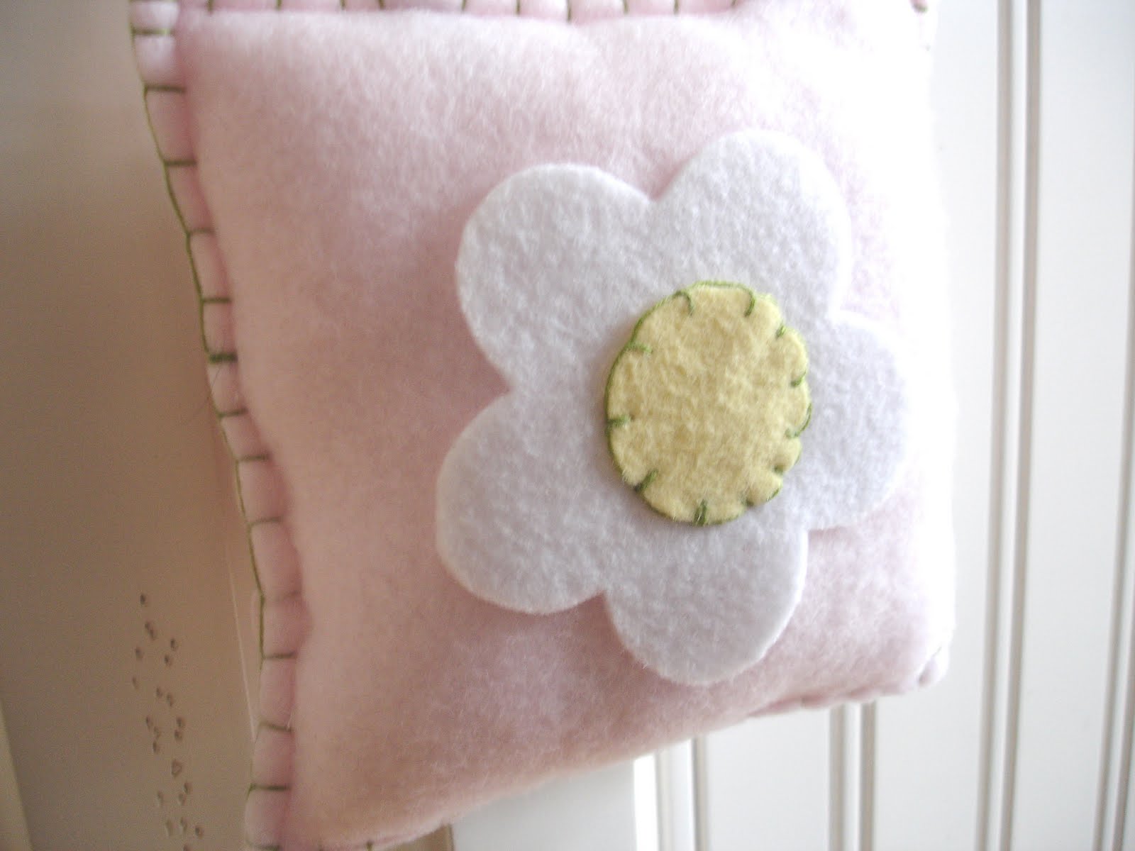 [daisytoothpillow.JPG]