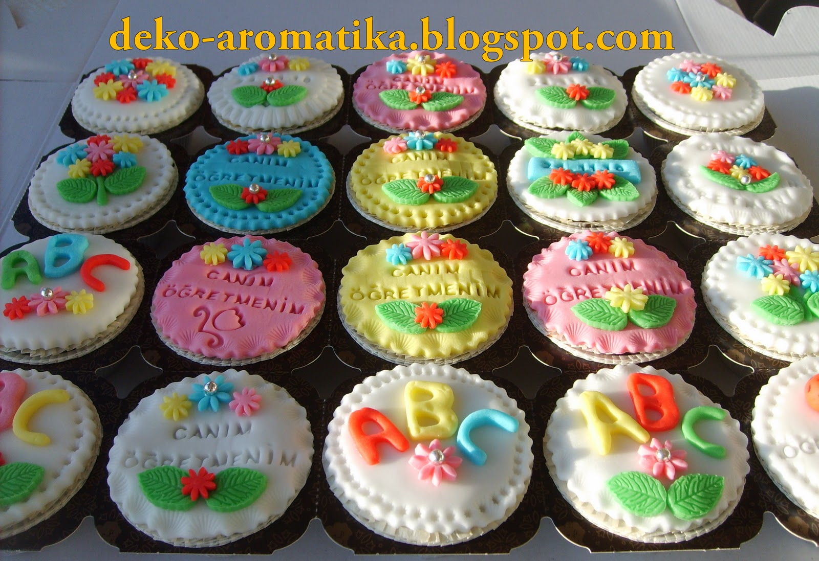 DekoAromatika 'Öğretmenler günü' için çikolata dolgulu cupcake'lerim