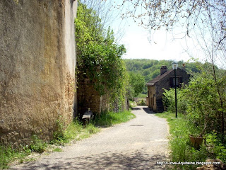 The path up to the Bonaguil Castle