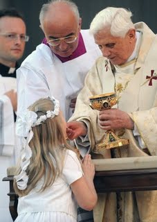 [Pope_Communion_kneeling.jpg]