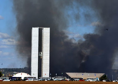 Negócio de ficar de estória!?... o negócio é botar logo uma bomba federal no planalto central do Brasil e acabar com tudo lá de uma vez!... tocando fogo em tudo,incendiando tudo!...