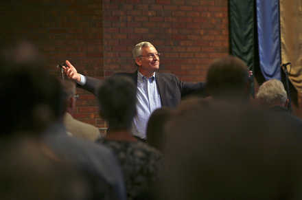 [Anderson,+Leith,+preaching.jpg]