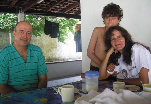 [Triplehorn+family+in+Brazil.jpg]