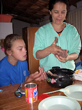 Professora Luísia preparando brigadeiros com Tatiane