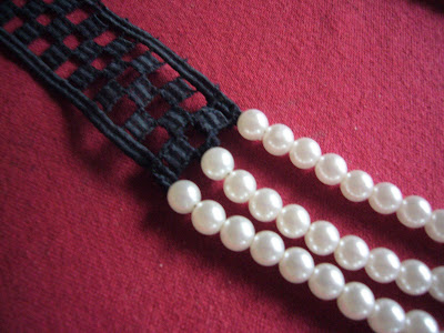 Mariel_Rocha_DIY_Pearl_and_fabric_trim_necklace@http://marielscastle.blogspot.com