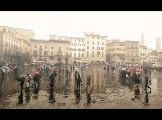 Ciudad gente lluvia paraguas