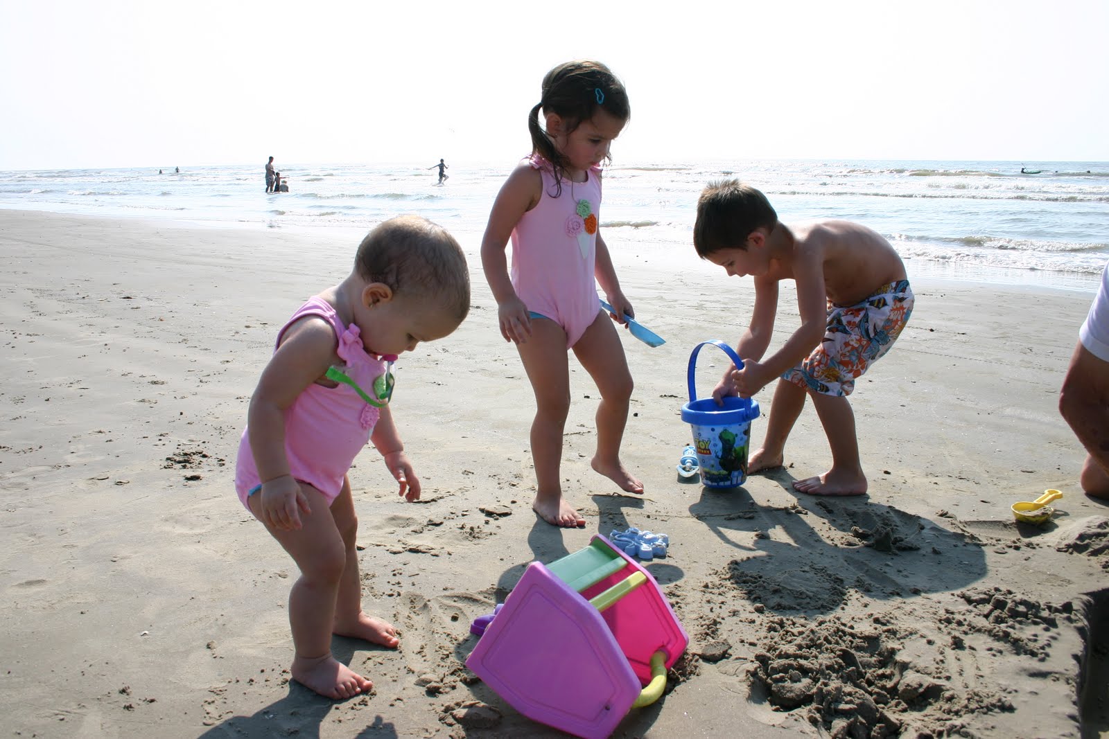 <<<<< *Solsticio de Verano* >>>>> - Página 3 3+kids+at+the+beach