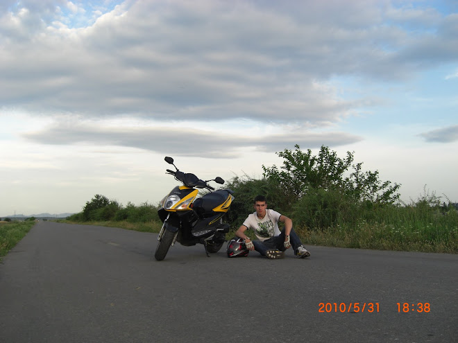 Eu cu scuterul meu :) Tgb R50x