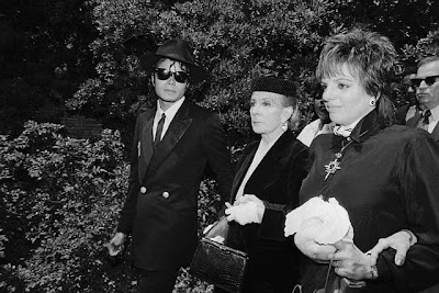 Liza+Minnelli+and+Michael+Jackson+Leaving+Vincent+Minnelli+funeral.bmp