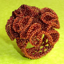 anillo diseñado y tejido a crochet en punto peruano por HUMBERTO REYES, alumno del Taller de Diseño