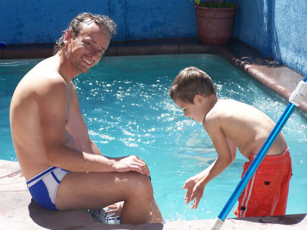 Rabo y Benjamin en la piscina