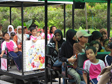 Di atas keretapi di kebun bunga