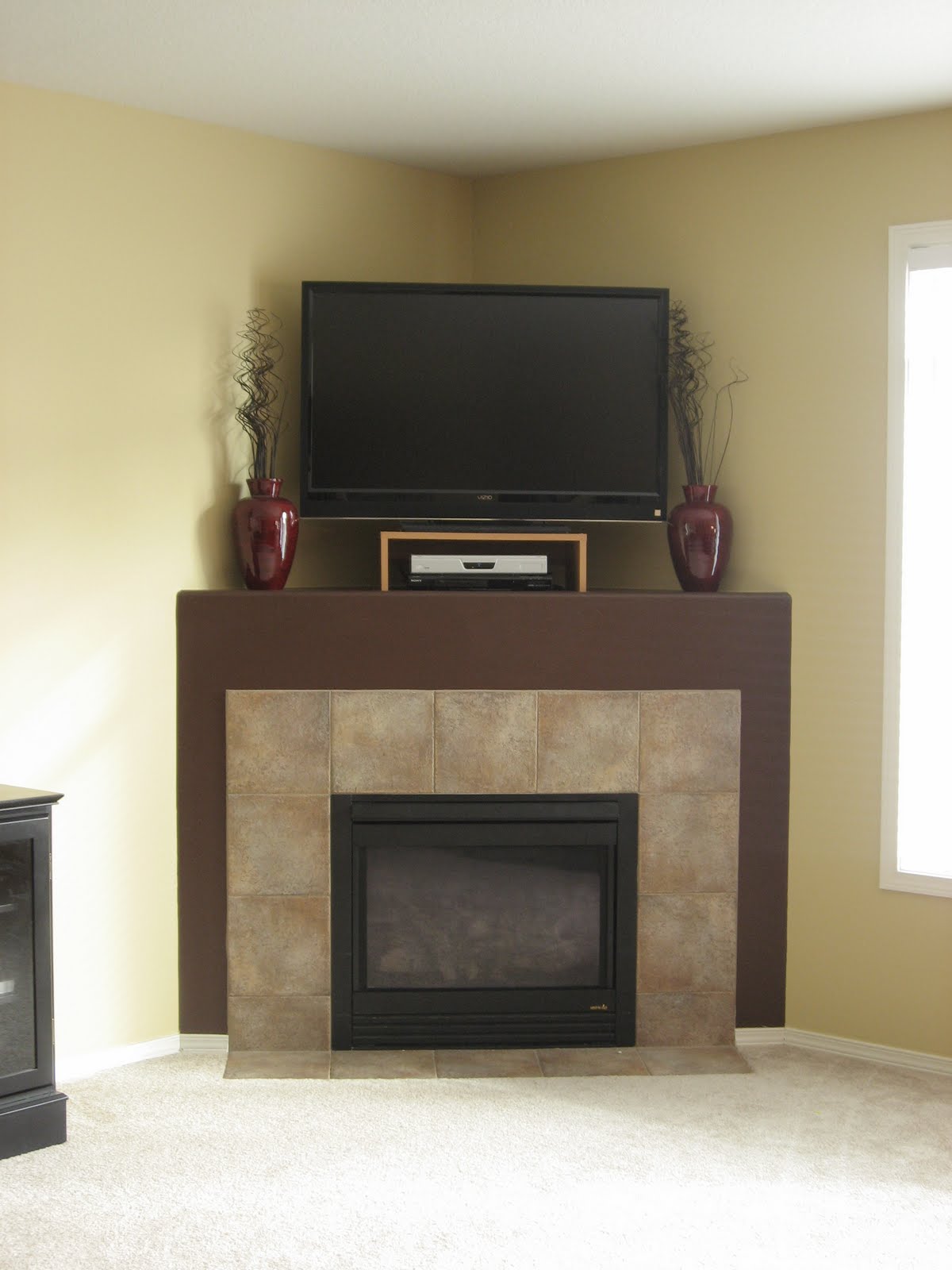 This is the corner fireplace before we moved in. Boring, bla, small and so