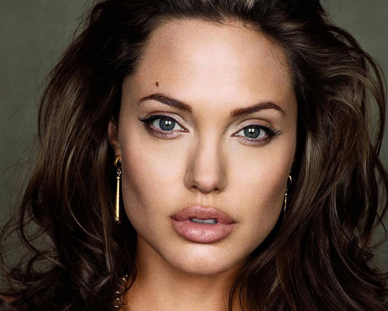 http://4.bp.blogspot.com/_XnFjPzD9StI/TFdaX67XEKI/AAAAAAAAAFU/dQ4RS_xtoX8/s1600/Angelina-Jolie-rostro-3.jpg