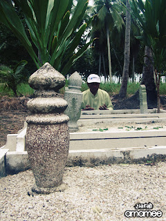 abah ketika di kubur ibunya