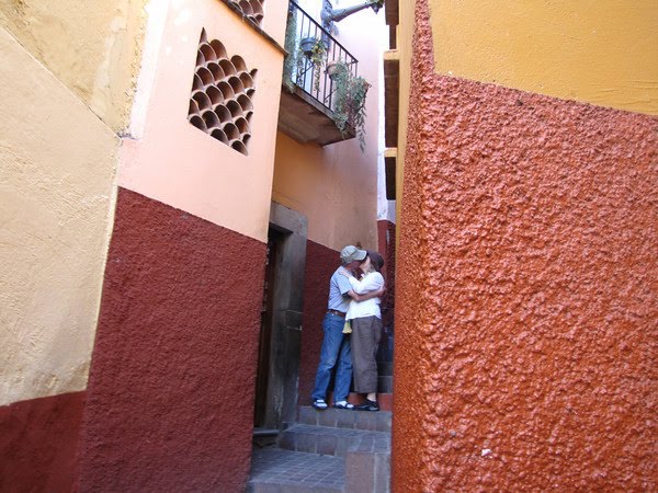 [Guanajuato-KissAlley-G+C(c2009ChrisGray).jpg]