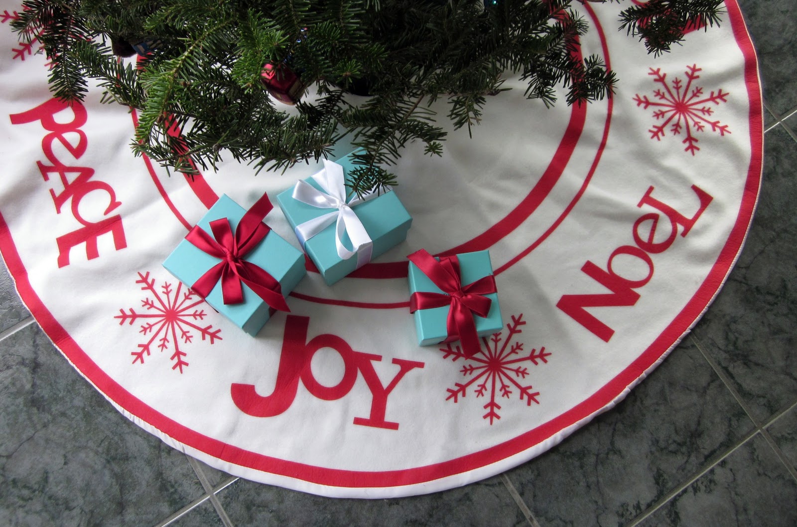 sense and simplicity little blue boxes alabama christmas tree skirt