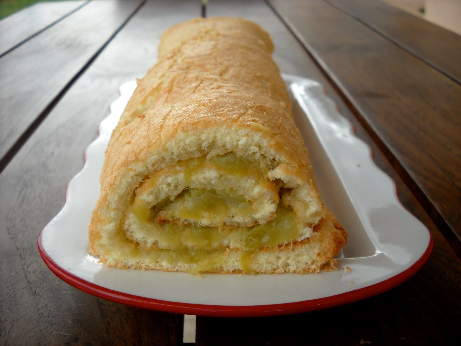 CamilleVanille Gâteau roulé à la compote de rhubarbe