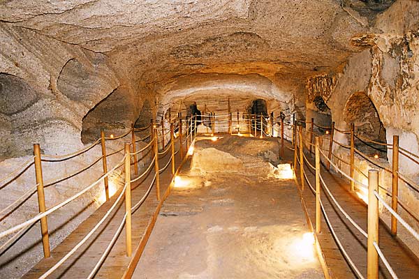 [Διάδρομος+πρώτης+κατακόμβης+ή+των+Πρεσβυτέρων.jpg]