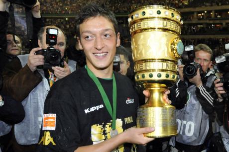 Hanya Sebuah Tulisan Ilmiah Biografi Singkat Mesut Ozil