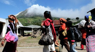 AS Bantu Korban Letusan Gunung Sinabung