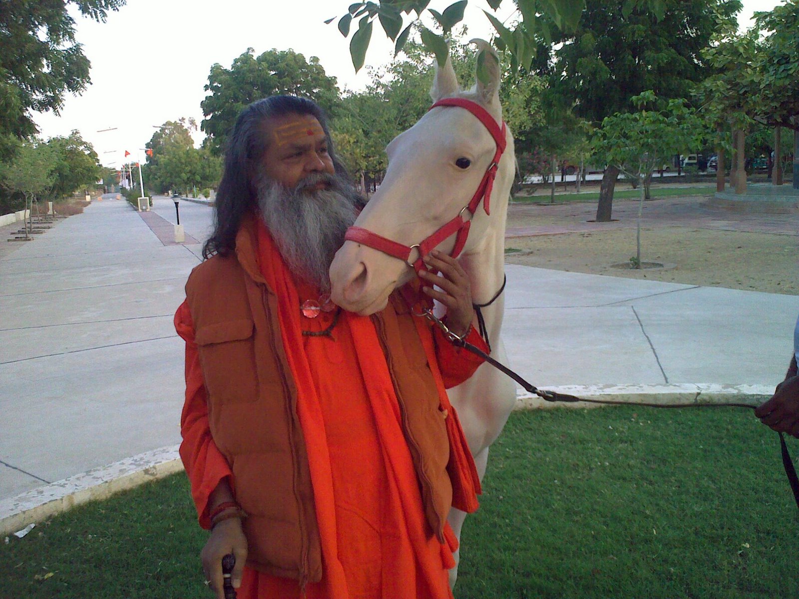 [Swamiji+and+swetmani.jpg]