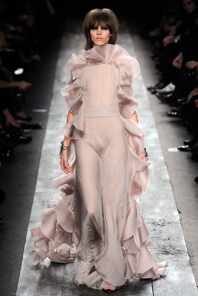 [Runway+-+Valentino+SS10+via+style.jpg]