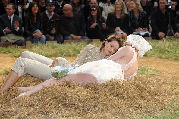 [Chanel+SS10+via+zimbio.jpg]