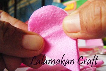 Tarik dengan kedua tangan dengan hati-hati dan pelan-pelan agar tidak