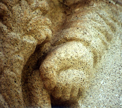 punho fechado, claustro dos Lóios de Évora
