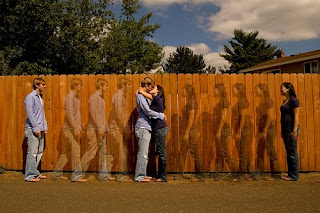 ilusión de movimiento de una pareja separada que camina hasta unirse en un beso