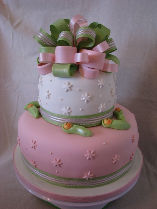 Baby shower for a little girl with sweet pea babies, gumpaste bow and ... Baby shower for a little girl with sweet pea babies, gumpaste bow and ...