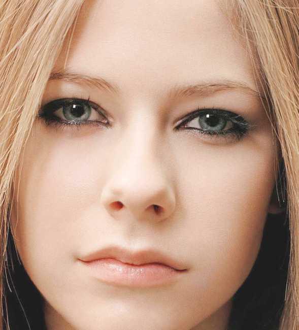 Avril Ramona Lavigne (pronounced /ˈævrɨl ləˈviːn/; born 27 September 1984)