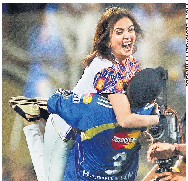 Masala Figures: Nita ambani lifted by Bhajji... HOT shot