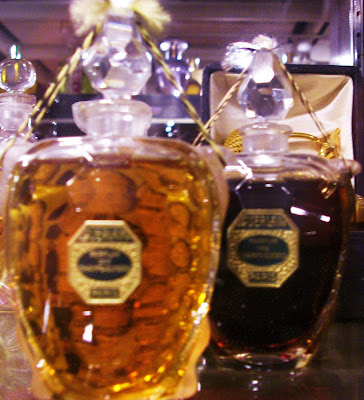http://4.bp.blogspot.com/_YKp4YVTvPLw/SMvGKFFSBgI/AAAAAAAAAWQ/LKD-265tq8w/s400/Parfum+des+Champs+Elysee+de+Guerlain,+flacons+tortue.JPG